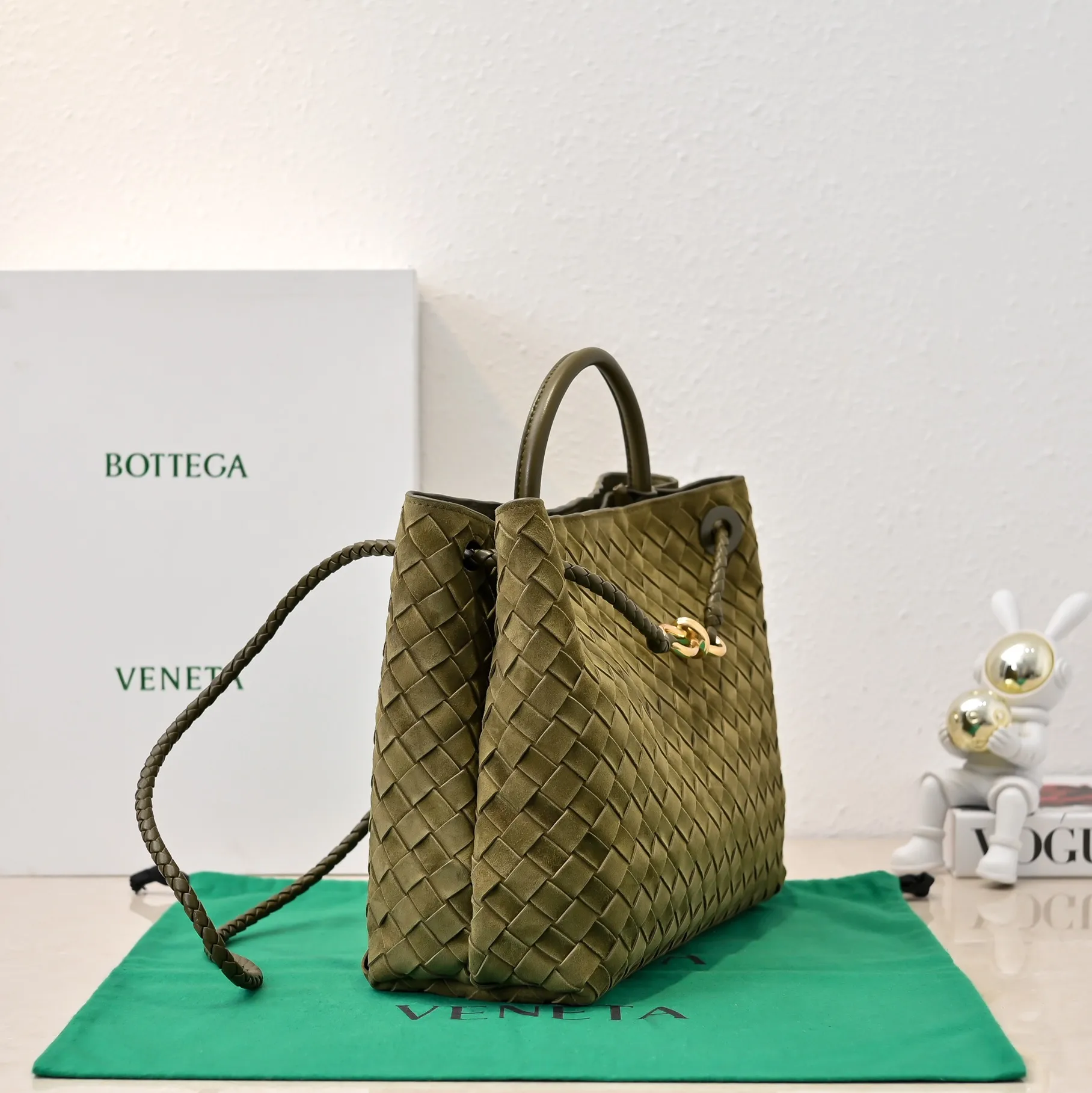 Batch 2360 BV new Andiamo is shipped‼ ️Really popular🔥The new Andiamo woven handbag launched by Bottega Veneta this season is really popular all over the world! ! Celebrities at home and abroad have worn it, and Oscar-winning actress Michelle Yeoh has taken it out on the street. Song Jia, Trai Yara, Yu Feihong, Sanji Ayaka, Rosie Hunting-Whiteley, Yoshioka Riho, etc. have all picked up this bag. It is classic and versatile, showing off its temperament, and the bag capacity is also large, which is very convenient for daily commuting! ! A variety of carrying methods, the shoulder straps can be adjusted by yourself, the original lambskin feels soft and delicate, and the unisex style breaks gender boundaries and brings a more practical and longer-lasting use experience. Andiamo, which has both elegant and casual styles, perfectly interprets the true appearance of "fashionable old money style". Style number: 8463 Size: 32*24*12